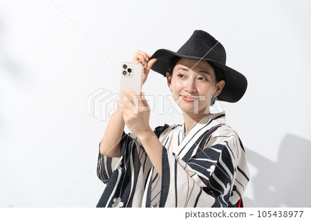 Woman in yukata smartphone hat Woman in yukata smartphone hat 105438977