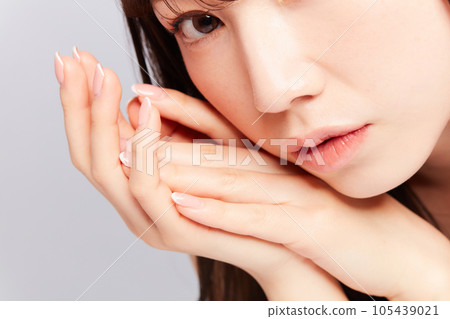 美麗的年輕日本女人與美麗的頭髮 105439021