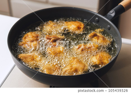 在煎鍋中炸雞 105439326