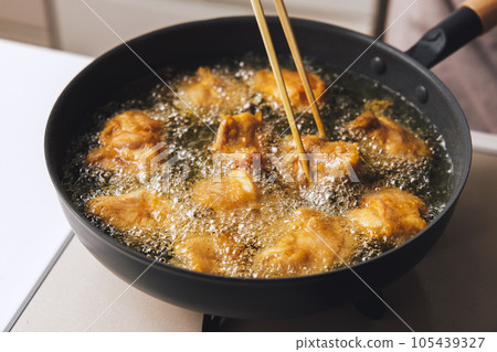 fried chicken in frying pan 105439327