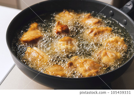 fried chicken in frying pan 105439331