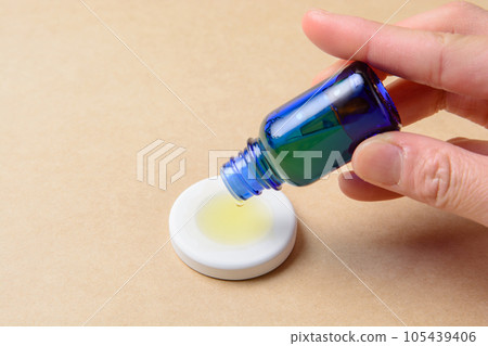 將香薰油滴在香薰石上 將香薰油滴在香薰石上 105439406