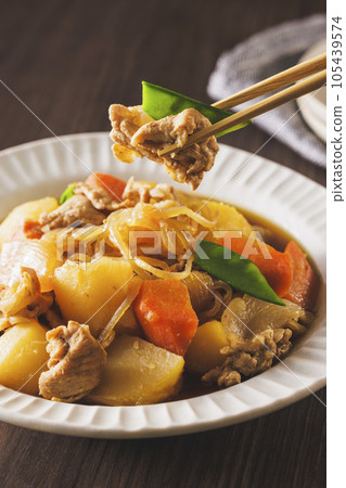 美味的肉和土豆盛在白碗裡 105439574