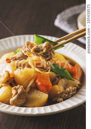 美味的肉和土豆盛在白碗裡 105439575