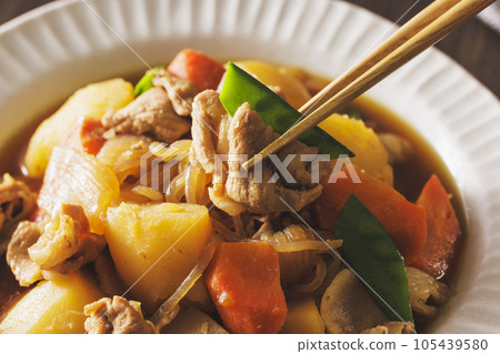 美味的肉和土豆盛在白碗裡 105439580