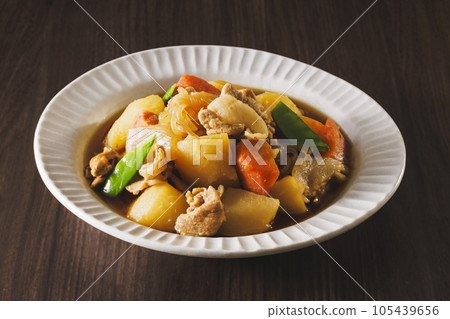 Nikujaga,一道用土豆和豬肉製成的家常菜 Nikujaga,一道用土豆和豬肉製成的家常菜 105439656