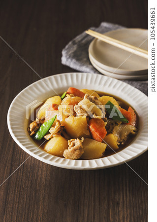 Nikujaga, a home-cooked dish made with potatoes and pork 105439661