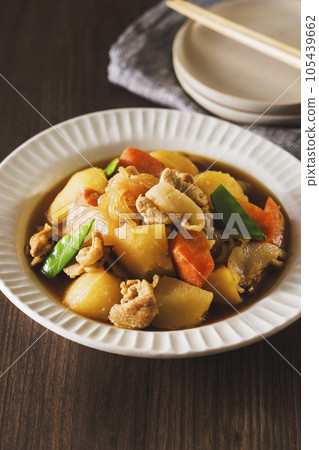 Nikujaga, a home-cooked dish made with potatoes and pork 105439662