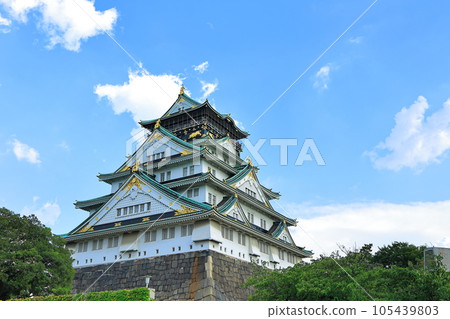 I look up to Osaka Castle I look up to Osaka Castle 105439803