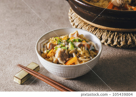Gomoku takikomi gohan served in a bowl Gomoku takikomi gohan served in a bowl 105439804