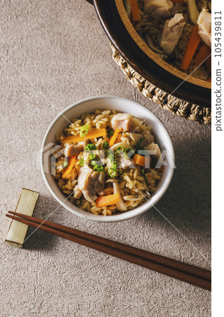 Gomoku takikomi gohan served in a bowl Gomoku takikomi gohan served in a bowl 105439811