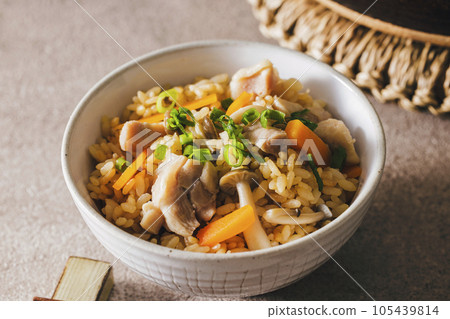 Gomoku takikomi gohan served in a bowl 105439814