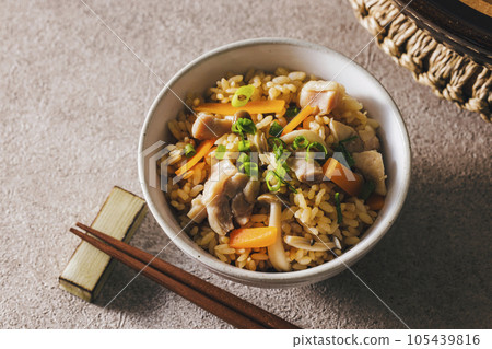 Gomoku takikomi gohan served in a bowl 105439816