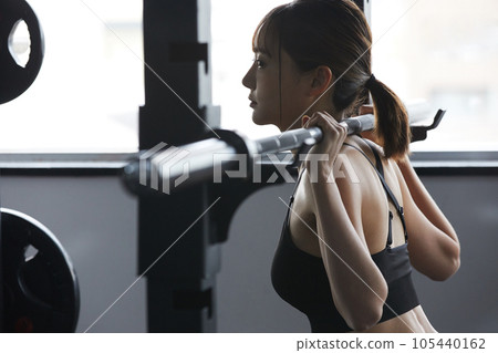 一名年輕女子在健身房訓練 105440162