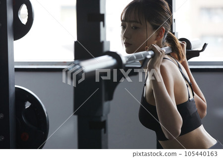 A young woman training at the gym 105440163