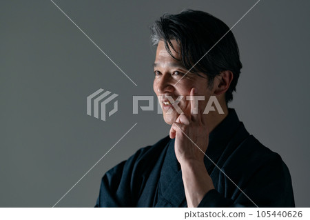 穿日服的男人皮膚粗糙有斑點 105440626