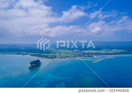 無人機 | 從海上看夏天的天空和能登旅遊勝地見附島（又名軍艦島） | 石川縣珠洲市 105440808