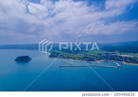 無人機 | 從海上看夏天的天空和能登旅遊勝地見附島（又名軍艦島） | 石川縣珠洲市 105440810