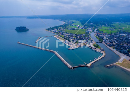 無人機 | 從海上看夏天的天空和能登旅遊勝地見附島（又名軍艦島） | 石川縣珠洲市 105440815