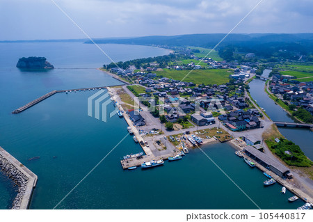 無人機 | 從海上看夏天的天空和能登旅遊勝地見附島（又名軍艦島） | 石川縣珠洲市 105440817