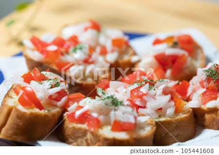 salsa bruschetta 105441608