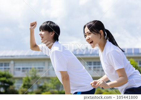 身穿運動服的學生歡呼雀躍 105441800