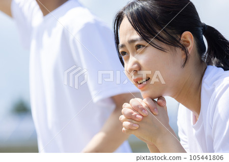 身穿運動服的學生歡呼雀躍 105441806
