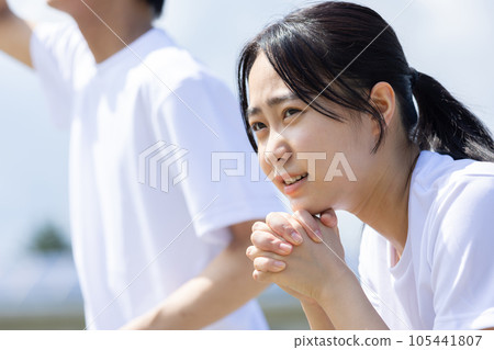 身穿運動服的學生歡呼雀躍 105441807