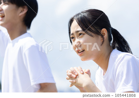 身穿運動服的學生歡呼雀躍 105441808