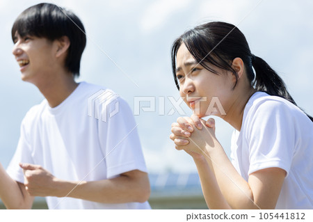 身穿運動服的學生歡呼雀躍 105441812