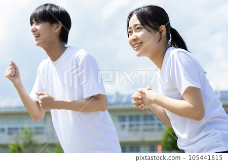 身穿運動服的學生歡呼雀躍 105441815