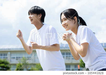 身穿運動服的學生歡呼雀躍 105441828