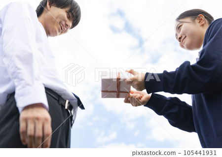 送禮物的學生 105441931