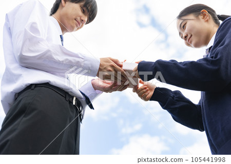 高中學生送禮物 105441998