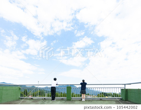 學生們在屋頂上眺望 105442002