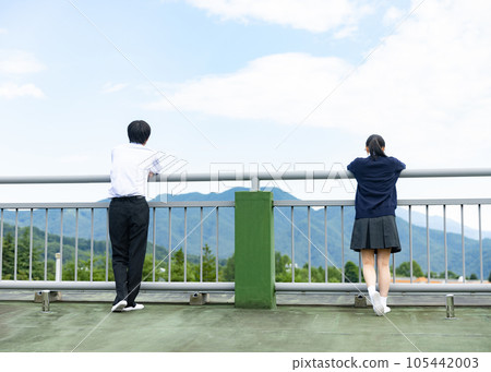 學生們在屋頂上眺望 105442003