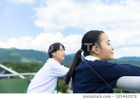 高中生男女在屋頂上向外看 105442078