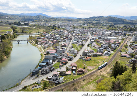 A train runs through the city of Aterazawa, Yamagata Prefecture 105442243