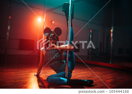 Sexy pole dancing woman 105444188