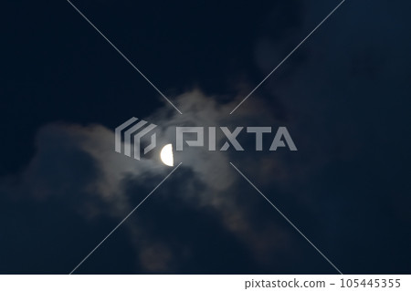 Hakushu-cho, Hokuto City, the moon before the waning of July with a moon age of 20.9 that appeared between the clouds Hakushu-cho, Hokuto City, the moon before the waning of July with a moon age of 20.9 that appeared between the clouds 105445355