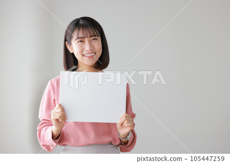 一個穿著休閒的女人帶著留言板_2 一個穿著休閒的女人帶著留言板_2 105447259
