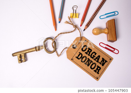 ORGAN DONOR. Cardboard price tag and key on a white background 105447903