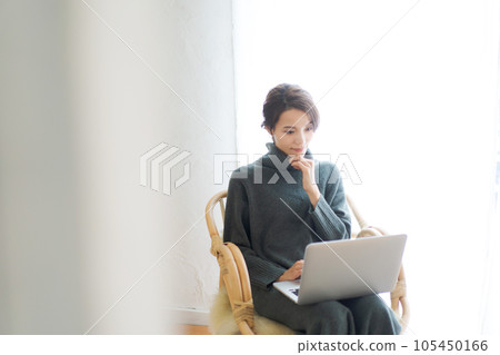 操作電腦的女人照片 105450166