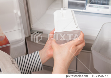 【主婦從冰箱裡拿出水箱】 105450243