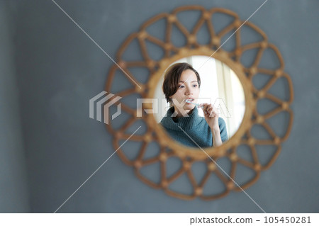 一個女人刷牙的照片 105450281