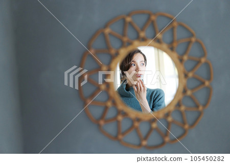 一個女人刷牙的照片 一個女人刷牙的照片 105450282