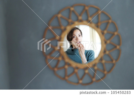 一個女人刷牙的照片 105450283