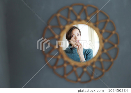 一個女人刷牙的照片 105450284