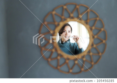 一個女人刷牙的照片 105450285