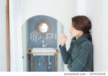 一個女人刷牙的照片 一個女人刷牙的照片 105450449